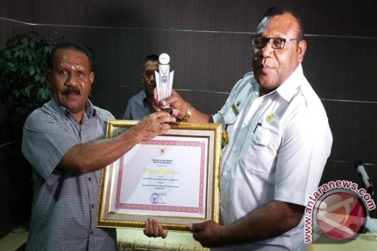 Kabupaten Tambrauw Dapat Penghargaan Penyelenggara Pilkada Terbaik