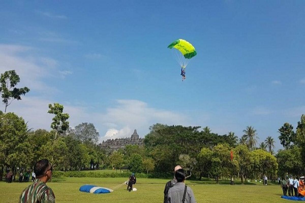 Penerjun Payung dari Berbagai Negara Ramaikan Kawasan Candi Borobudur