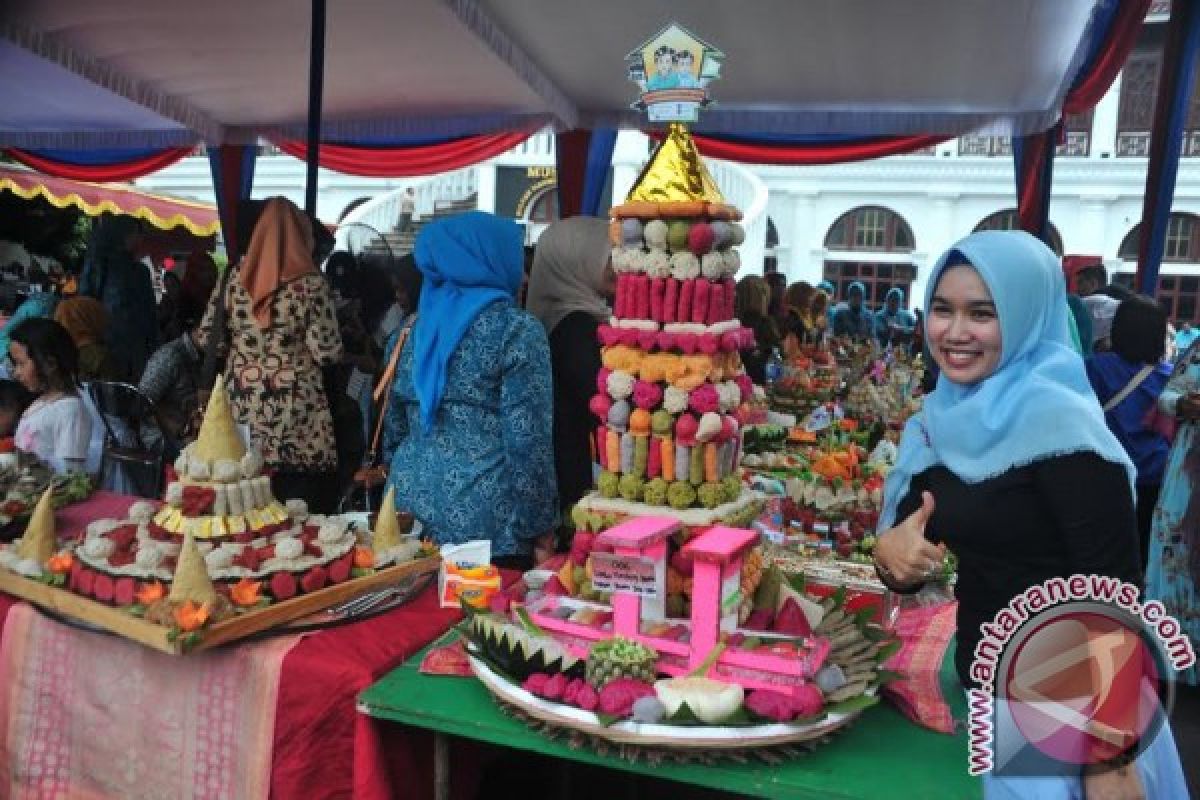 Tumpeng setinggi 1,2 meter berbahan pempek berwarna