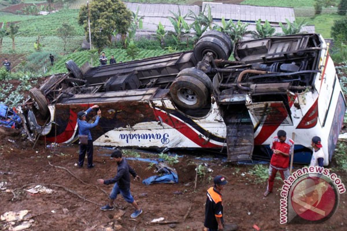 Korban meninggal minibus jatuh ke jurang di Cianjur menjadi dua orang