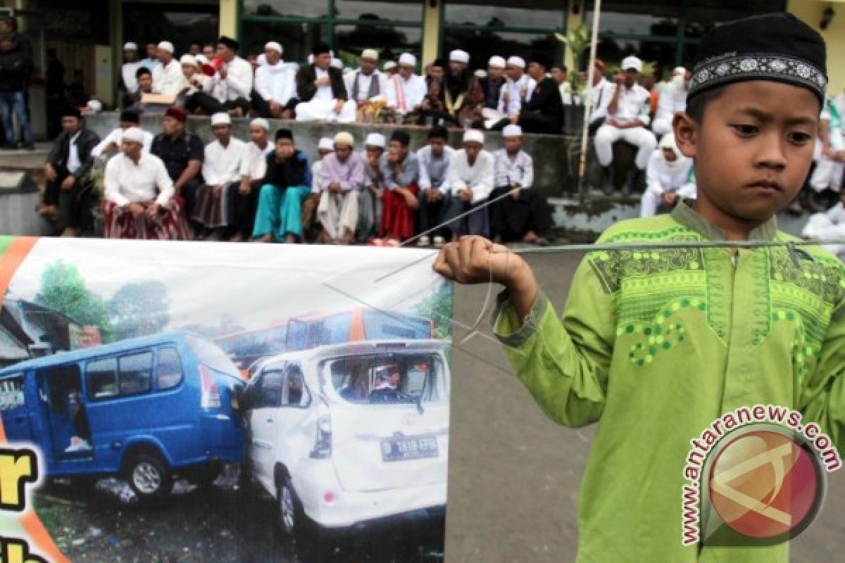 Polisi Jabar Dan Bogor Evakuasi Korban Dan Urai Kemacetan Puncak