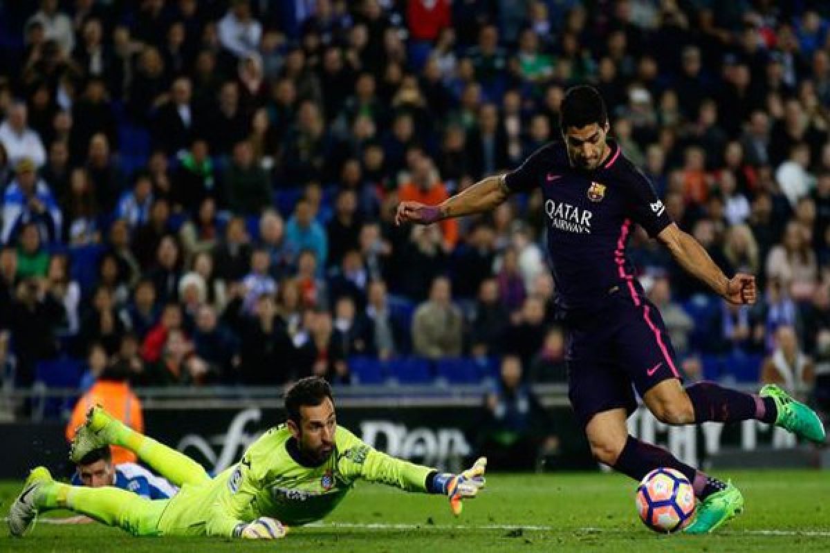 Dua Gol Suarez Kembalikan Barca ke Puncak Klasemen