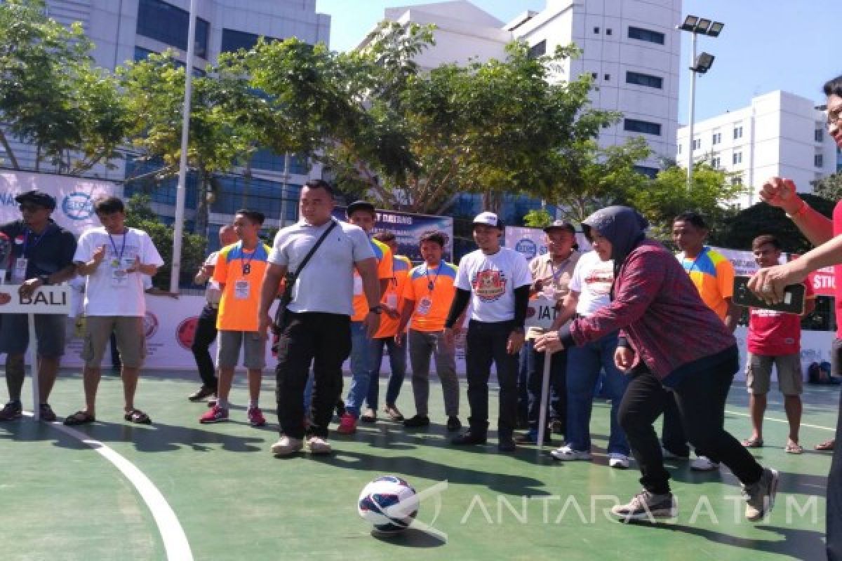 Risma Apresiasi Turnamen Sepakbola untuk Mantan Pecandu Narkoba