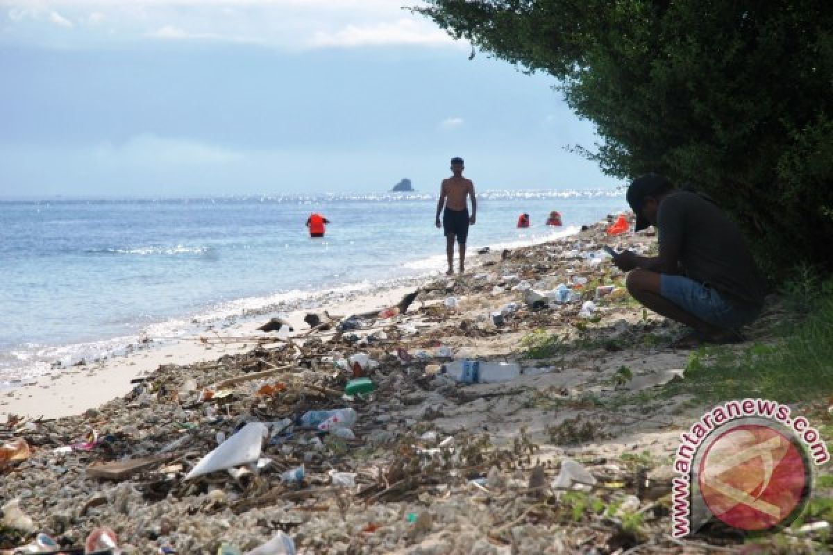 Sampah di Pantai Pulau Kenawa Sumbawa Barat