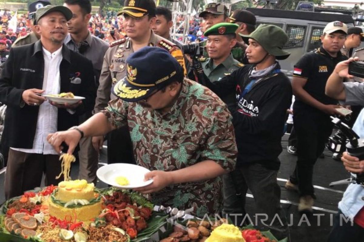 Gubernur Jatim Potong Tumpeng Peringati Hari Buruh (Video)