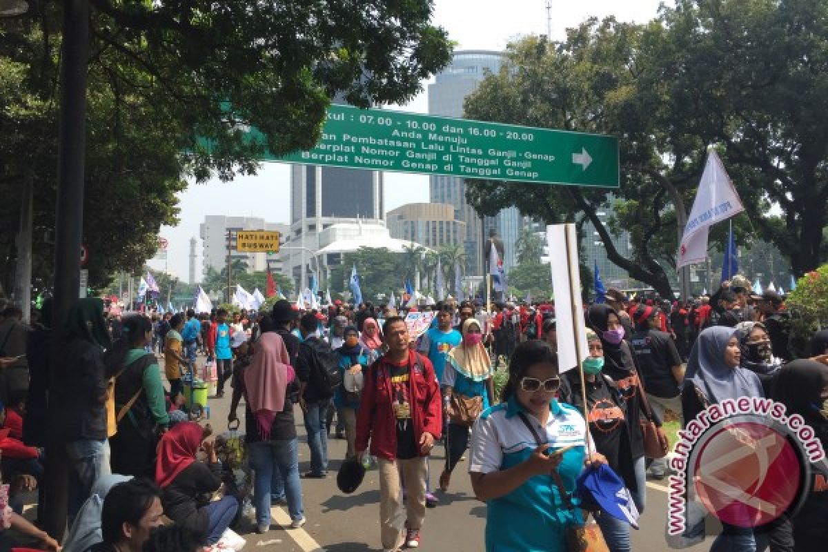 Massa buruh di kawasan Monas bubarkan diri