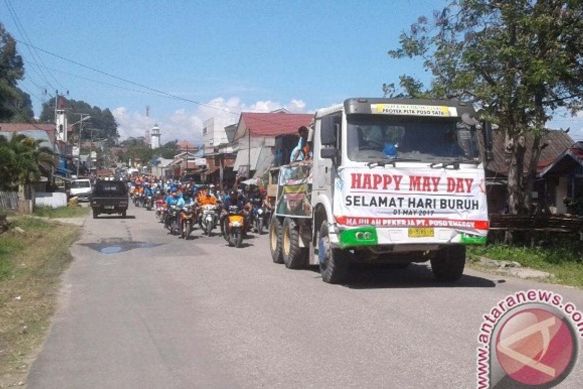 Buruh Bersihkan Danau Poso Peringati 'May Day'