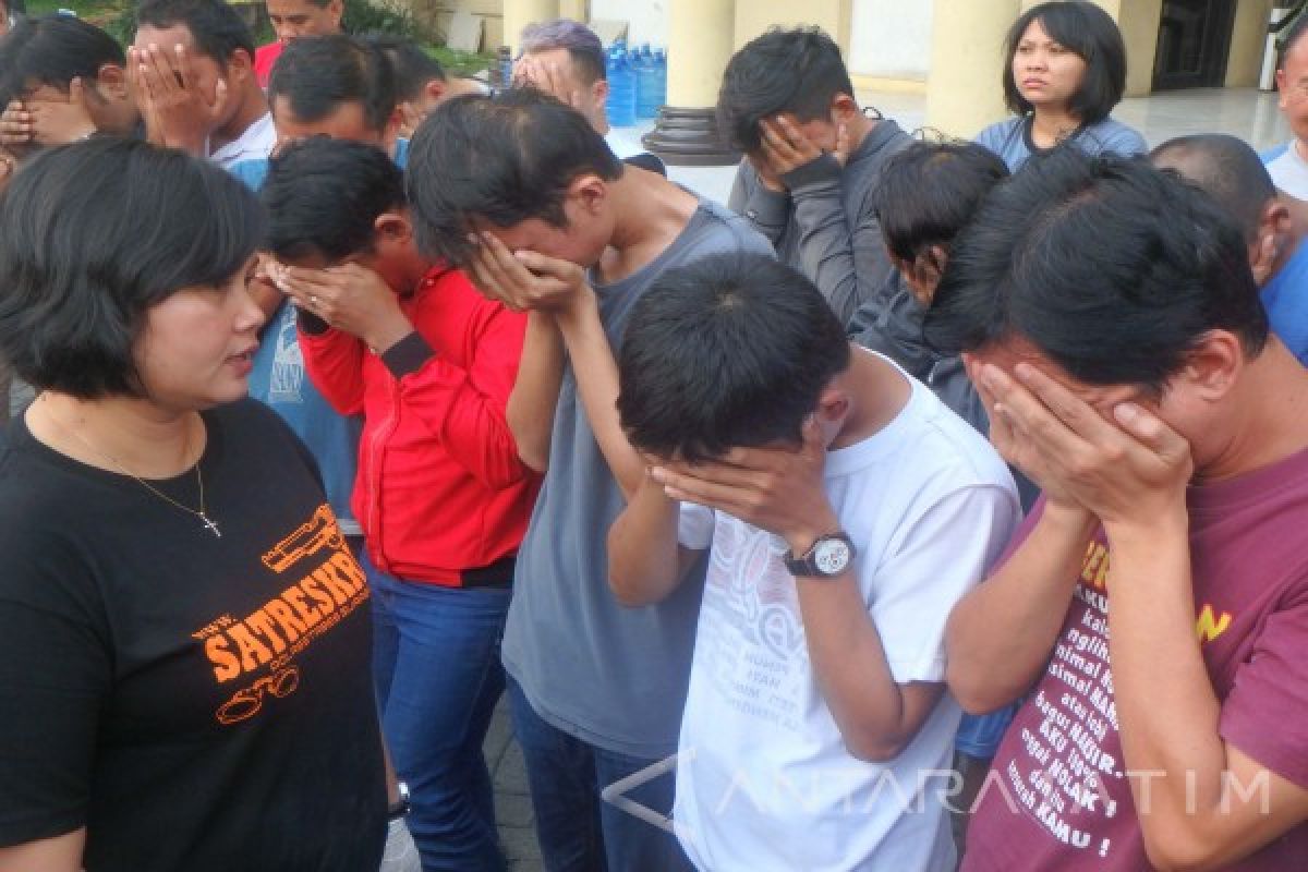 Polrestabes Surabaya Gelar Rekonstruksi Perkara Pesta Gay