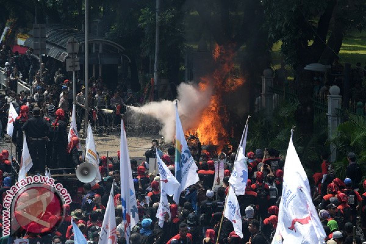 Karangan bunga dirusak buruh, Djarot: apa salah bunga-bunga itu kepada mereka?