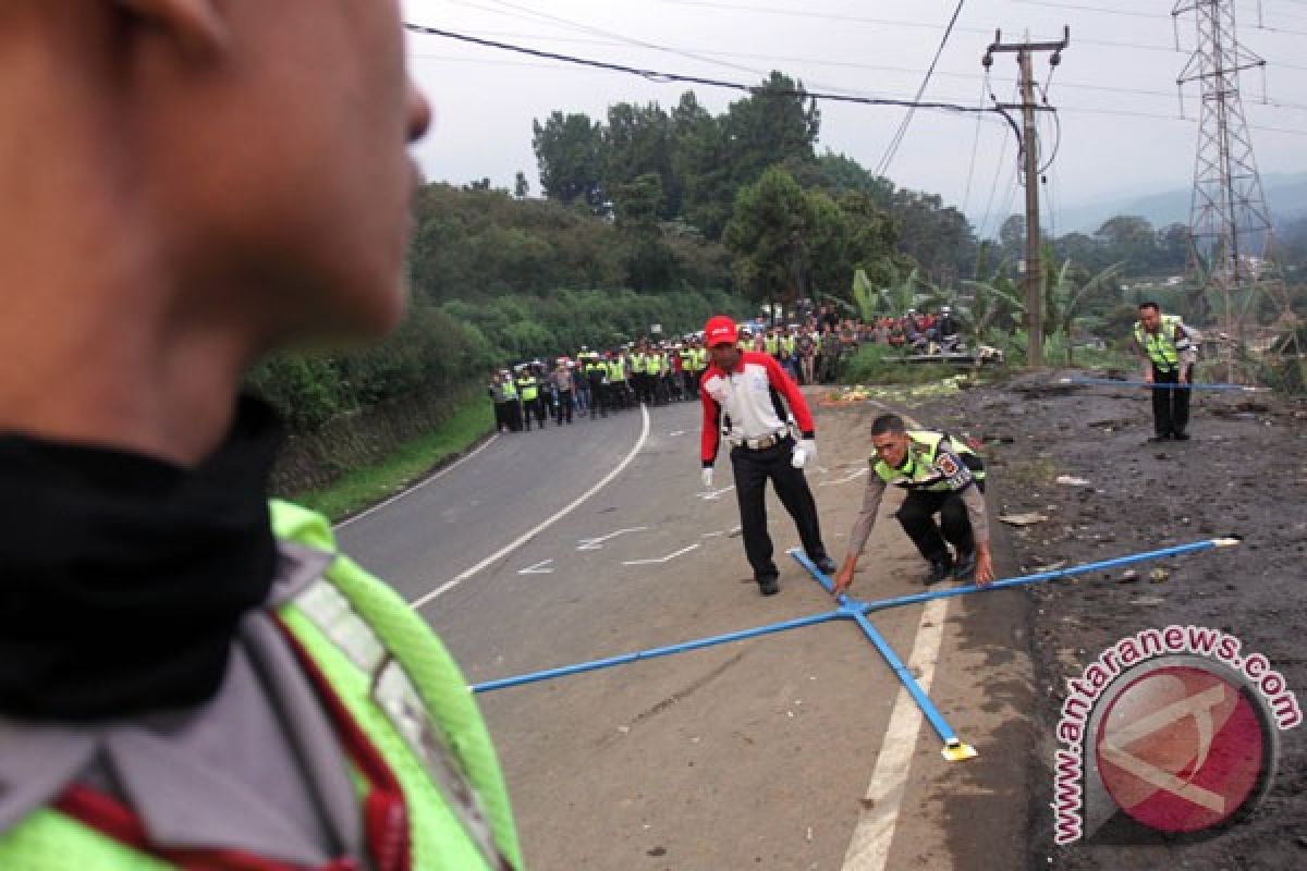 Pemudik sepeda motor tewas terlindas bus di Garut