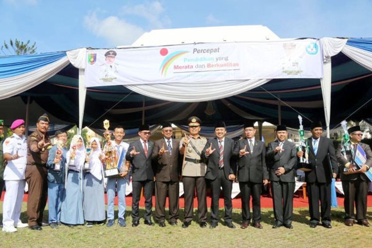 Peringatan Hardiknas Di Lampung Ditandai Penyerahan Penghargaan