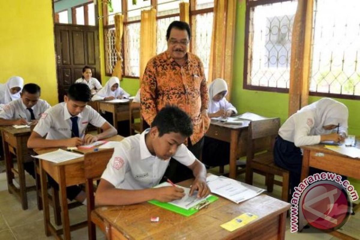 Bupati Paser Tinjau UNAS Pensil dan Kertas