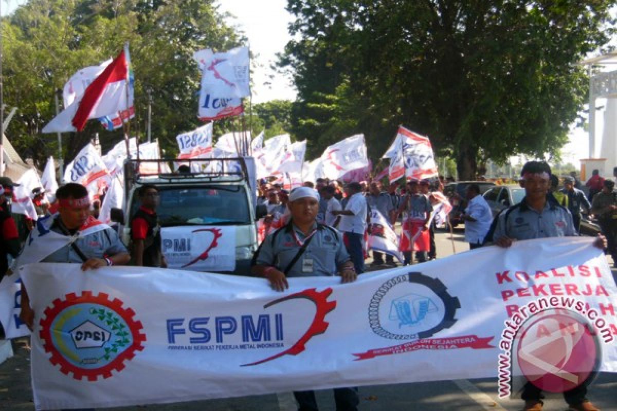 Buruh Gelar Orasi Di Balaikota Banjarmasin