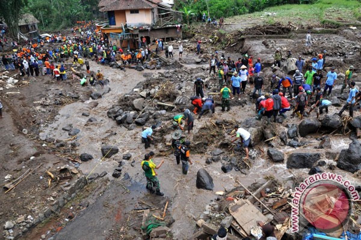 Relawan singkirkan material banjir dari rumah warga Sambungrejo