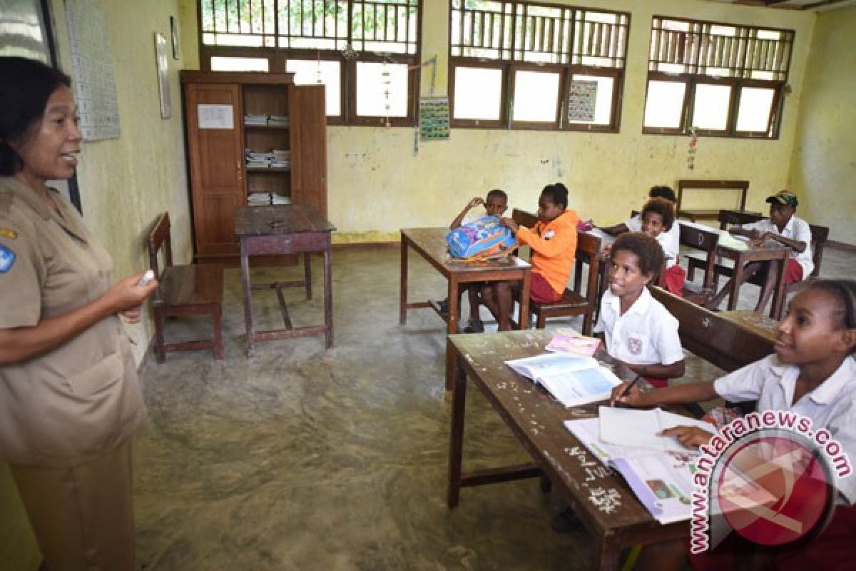 Hampir seluruh guru perempuan, SD Inpres Sorong dikunjungi 22 dubes