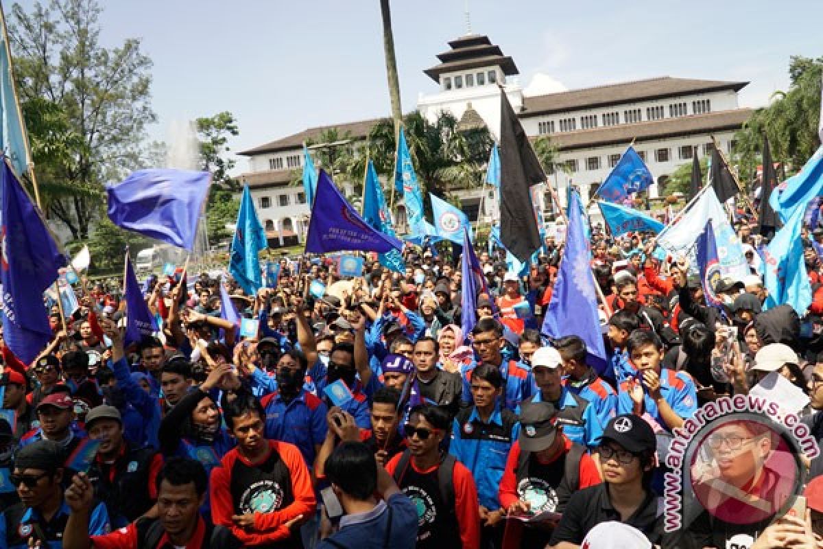 Buruh sambangi balaikota Bandung