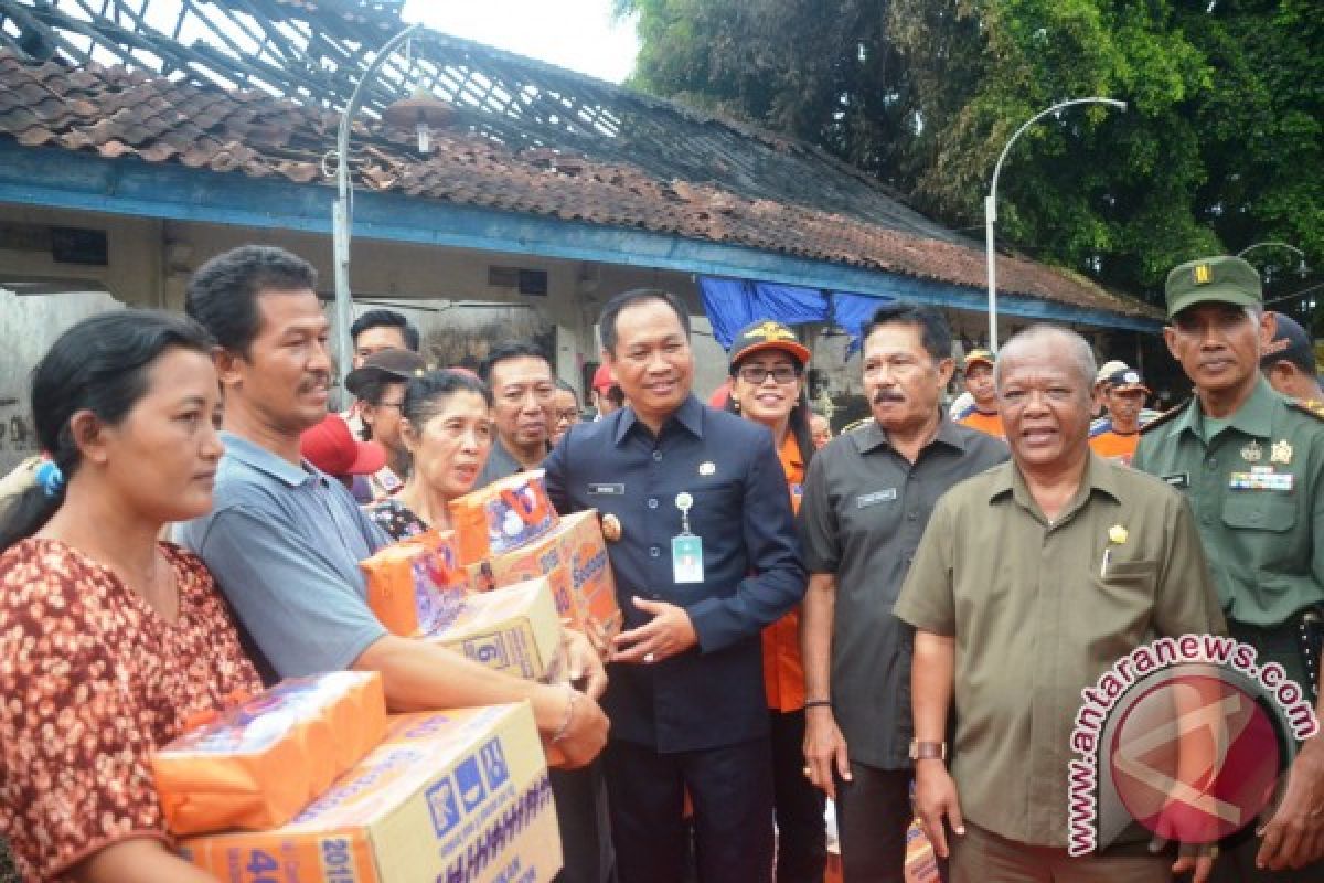 Badung Beri Bantuan Pedagang Di Pasar Blahkiuh 