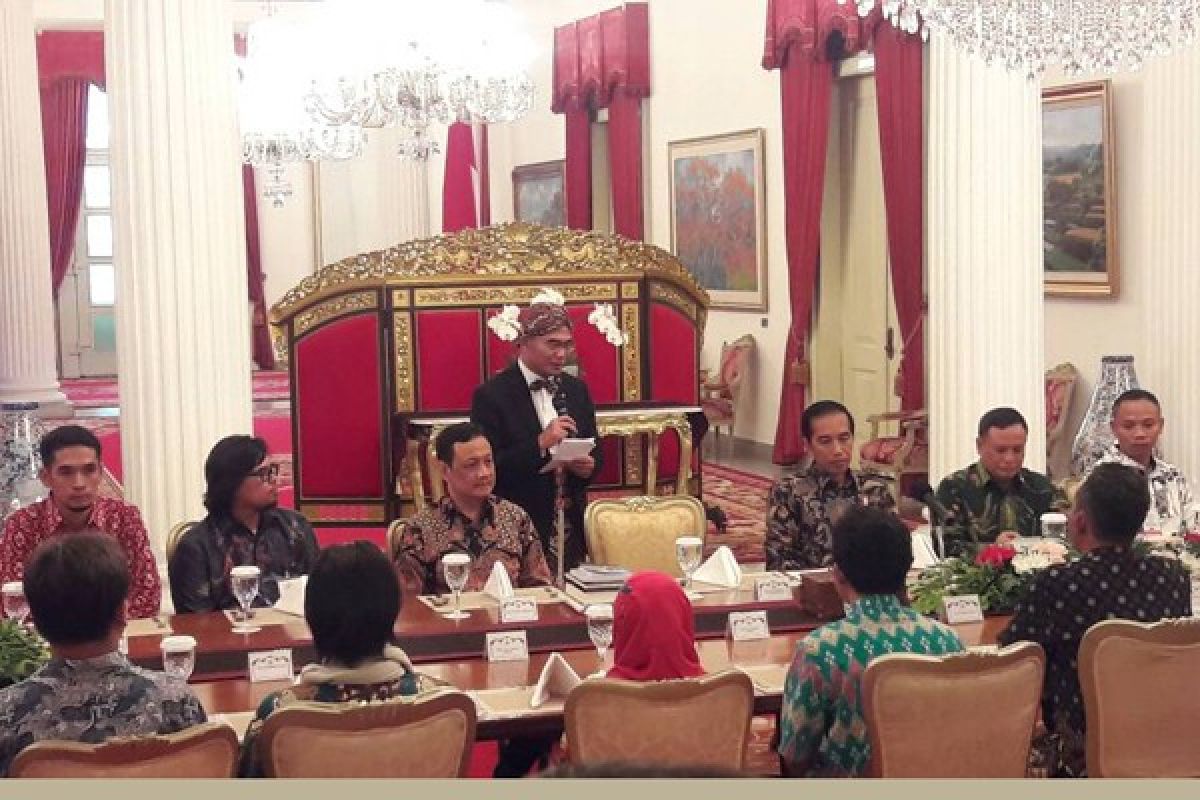 Presiden berdiskusi dengan para pegiat literasi di Istana