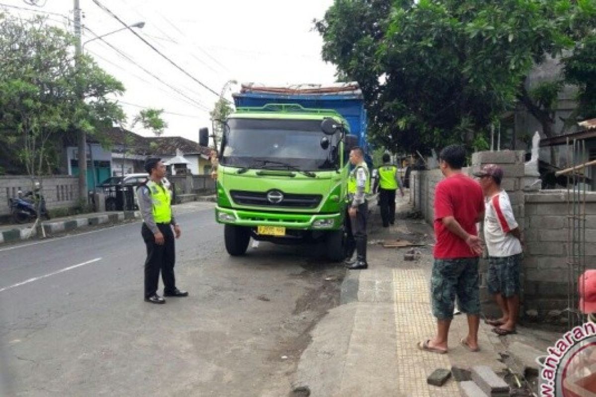 Polres Jembrana Tindak Truk Parkir Liar