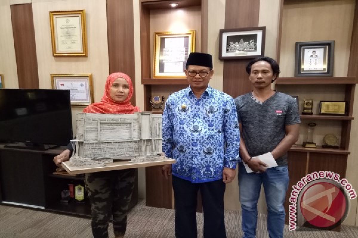 Ebiet Hadiahi HUT Kaltara Miniatur Kantor Gubernur