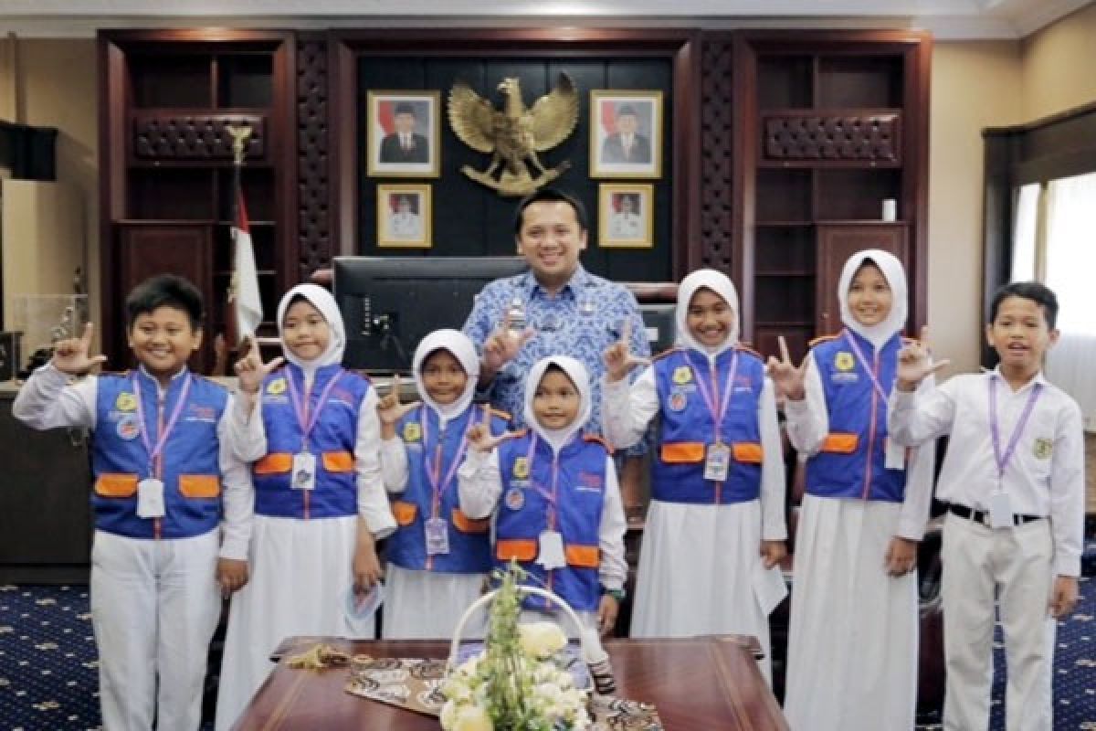 Gubernur Lampung Ridho Ficardo Dan Tujuh Reporter Cilik