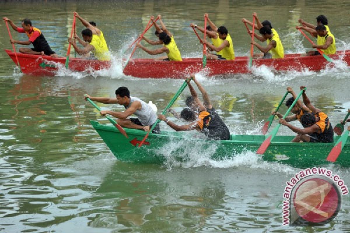 Lomba "kolek" hibur masyarakat Pulau Buru