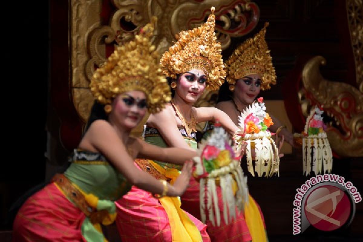 Tari dan gamelan Bali SJI dan Puspa Warna tampil di Ferme Du Mousseau, Paris