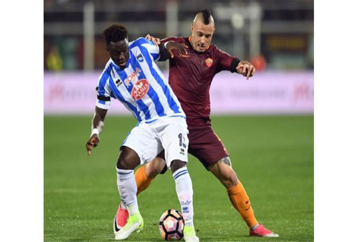 Radja Nainggolan kemungkinan absen lawan Barca