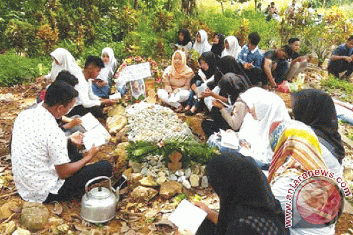 Pelajar SMKN 3 Gelar Tabur Bunga