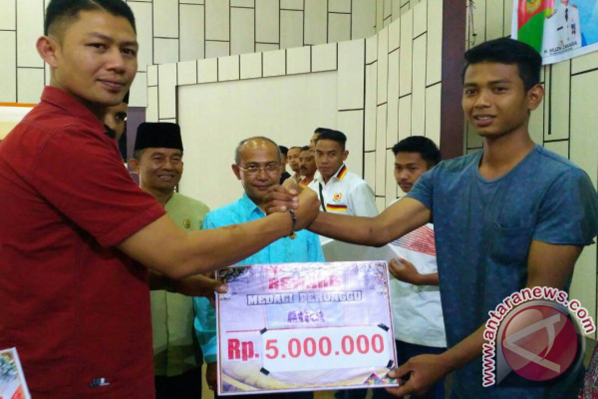 Solok Selatan Serahkan Bonus Atlet Porprov