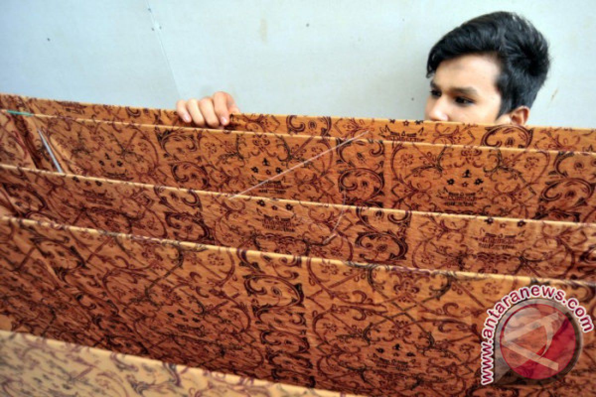 Dorong Perkembangnya Industri batik, Pemkab Dharmasraya Membina Perajin