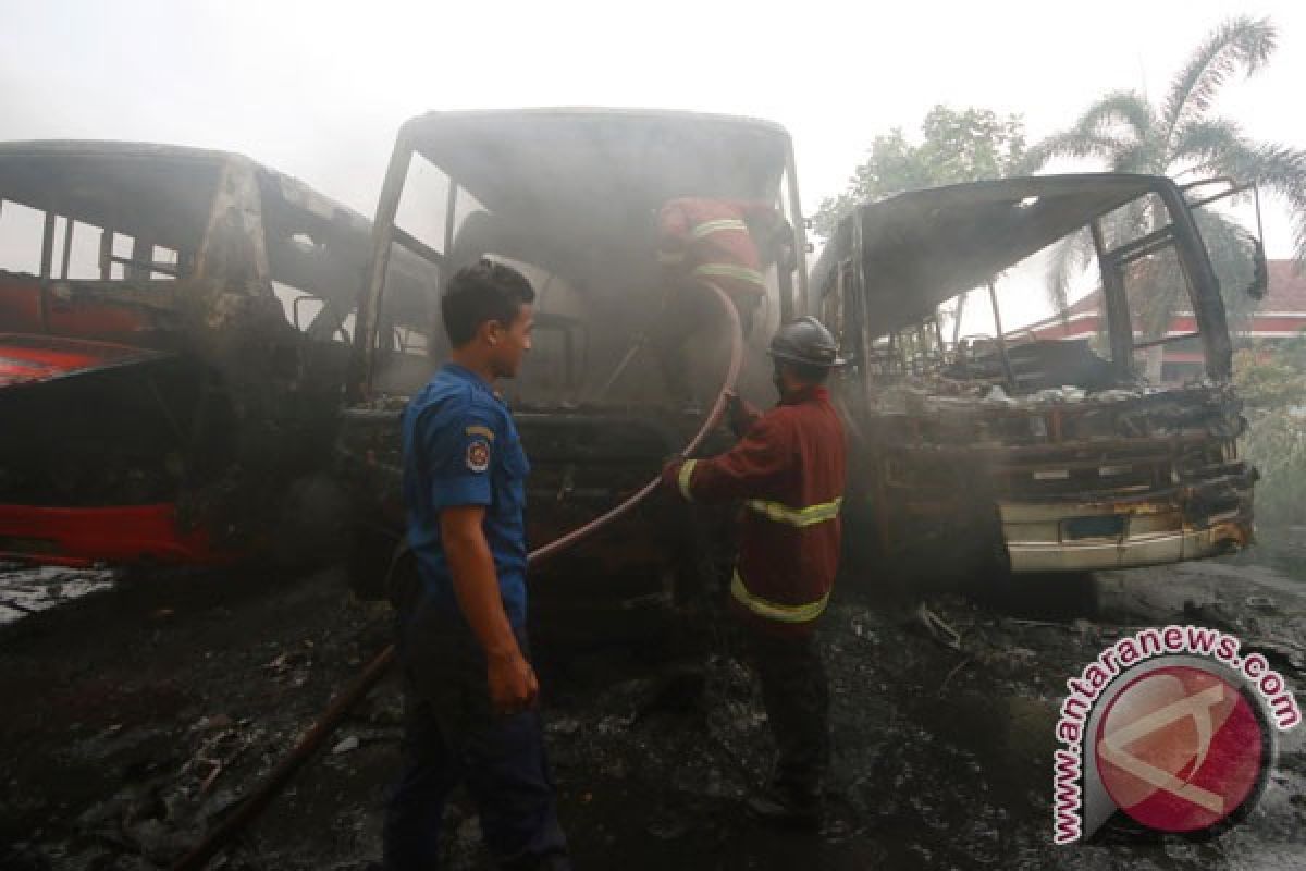 Bus Damri tidak terpakai di Bandung ludes terbakar