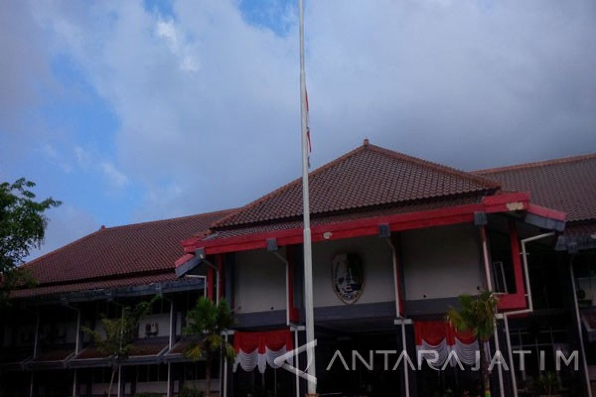 Pemkab Sampang Kibarkan Bendera Setengah Tiang