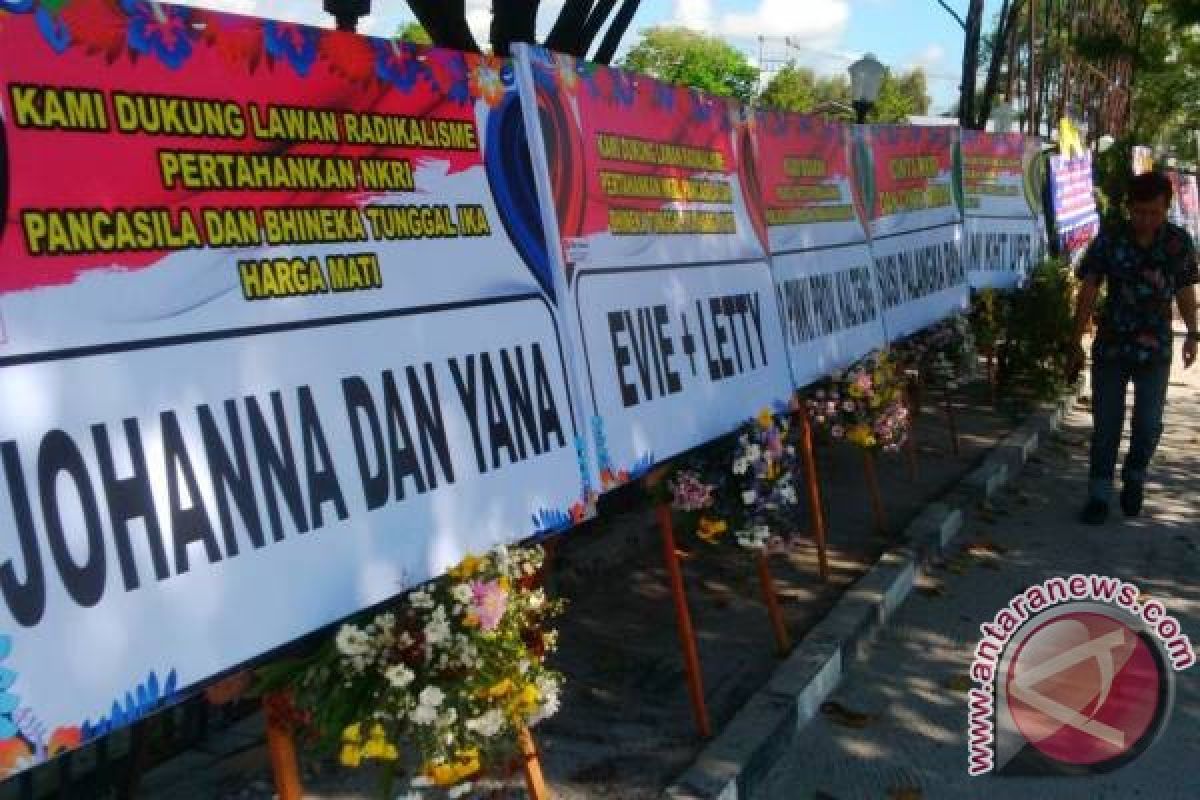 Waah! Polda Kalteng Kebanjiran Karangan Bunga