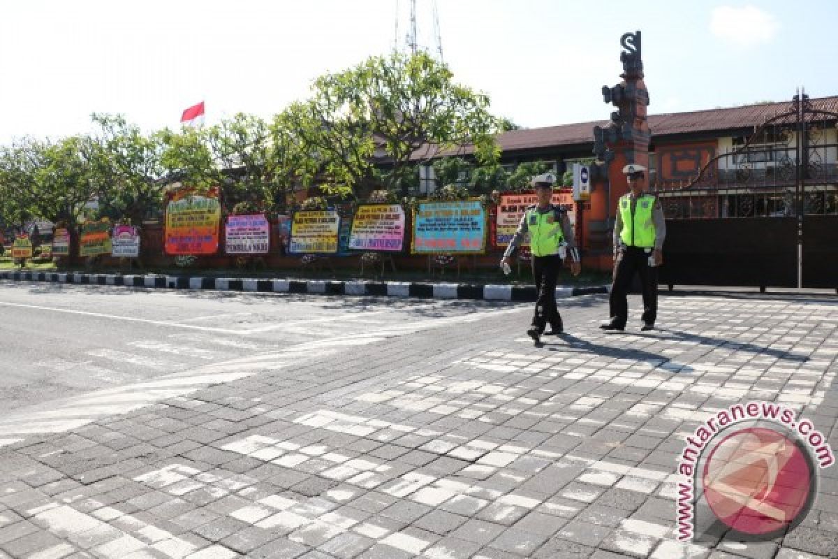 Banyak Karangan Bunga di Polda Bali