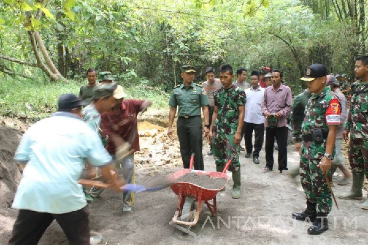 Jalanan Desa Mulus Berkat TMMD yang Tulus