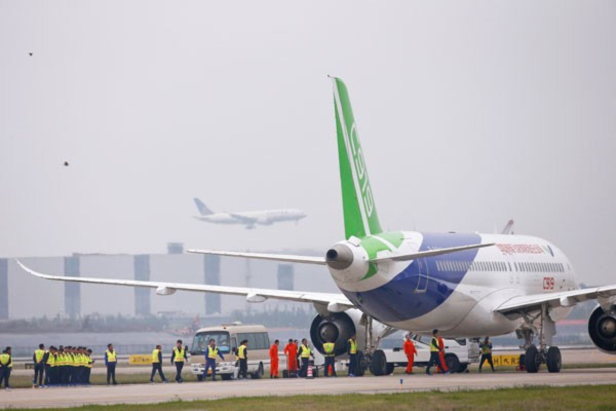 6.000 penumpang telantar di Bandara Xinjiang