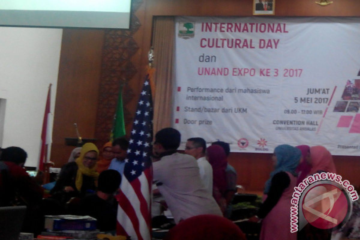 Unand Tampilkan Kolaborasi Mahasiswa Asing dan Indonesia Dalam "Cultural Day"