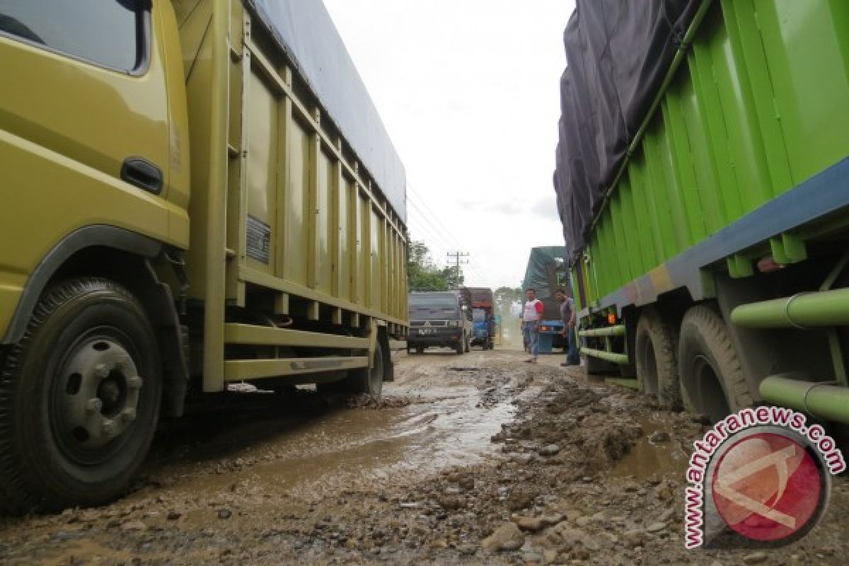 Akibat Jalan Rusak Berat Truk Terprosok