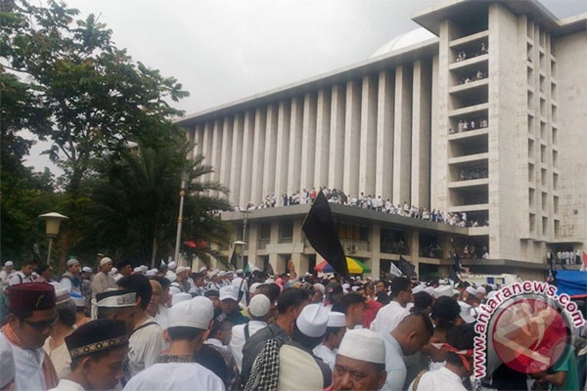 Ratusan peserta aksi 299 bergerak dari Istiqlal