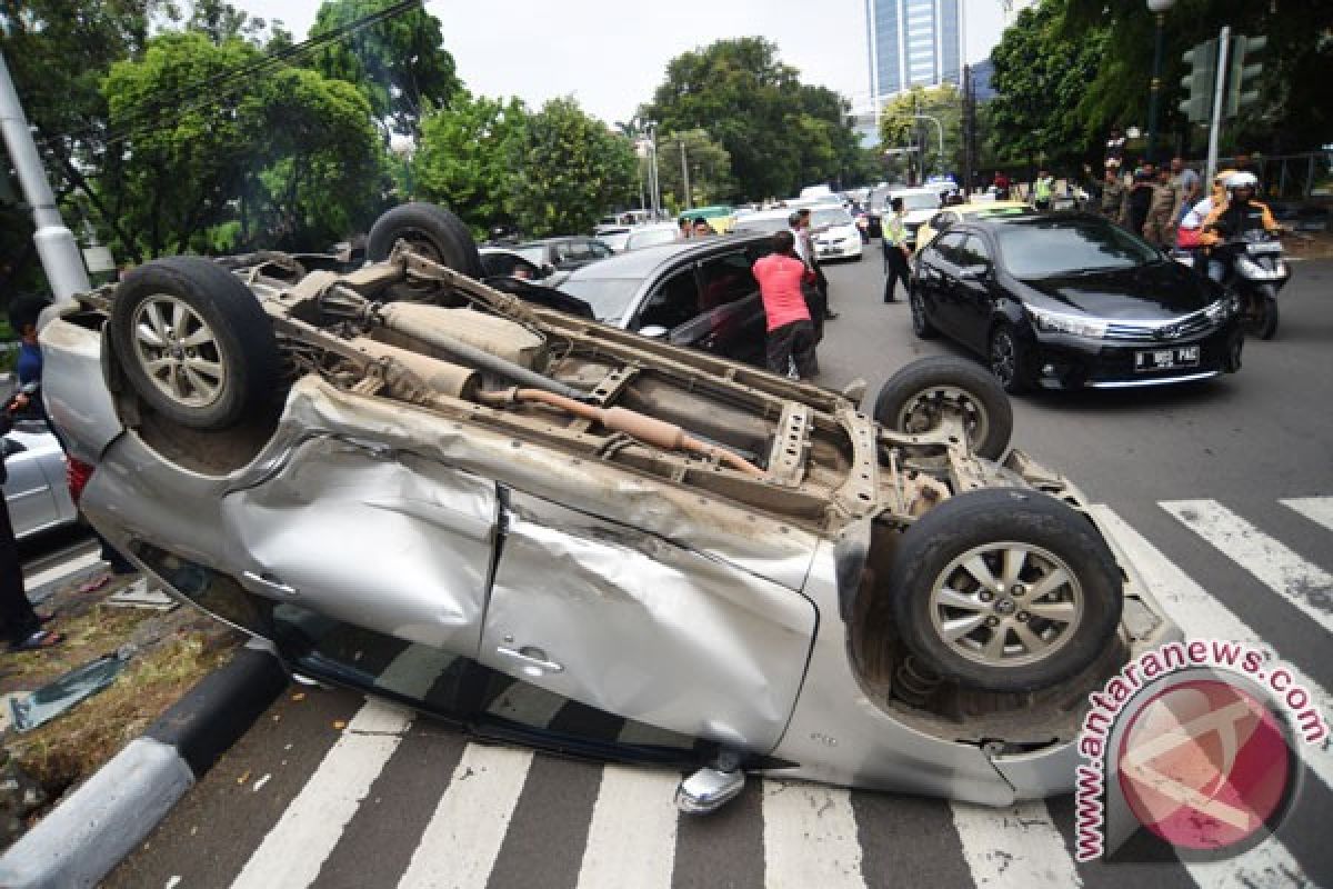 Mobil enam penumpang tabrak bundaran air mancur Surabaya