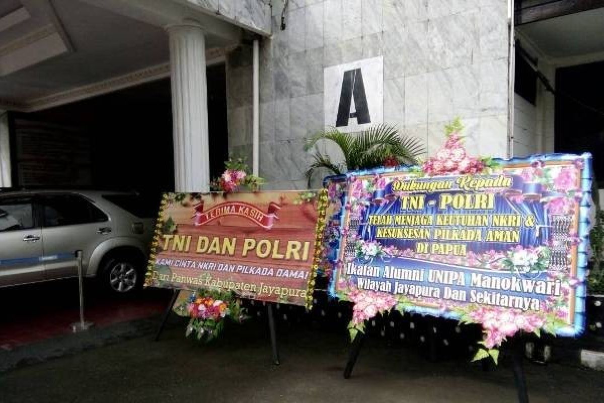 Warga beri karangan bunga kepada TNI-Polri di Papua 