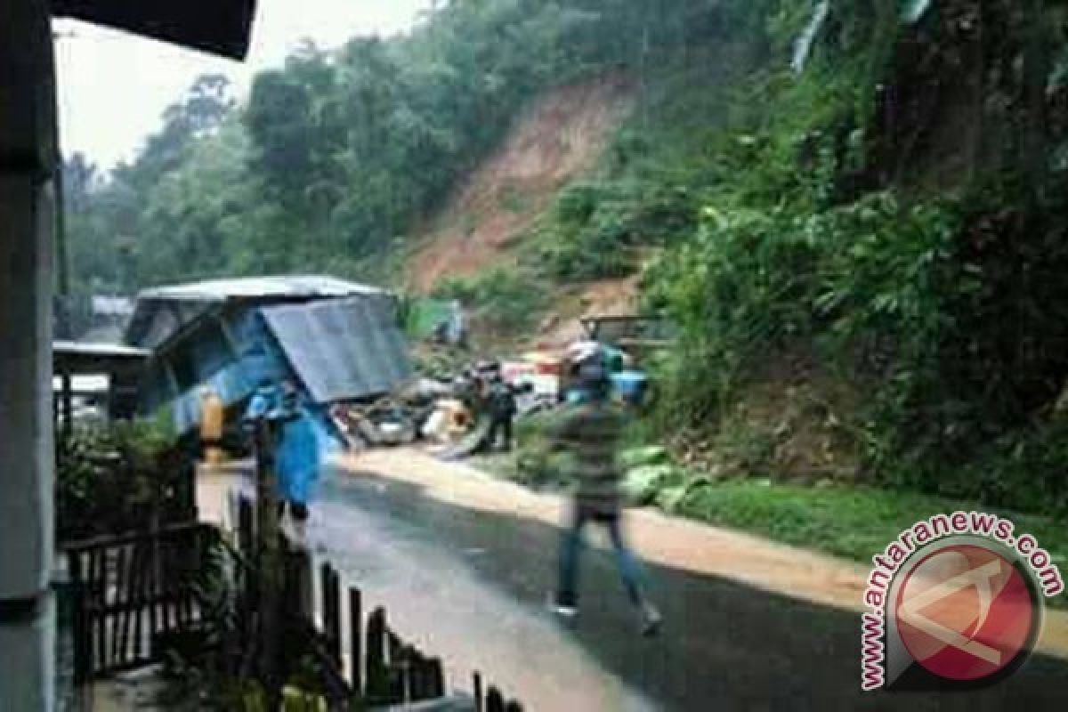 Sembilan Rumah Tertimpa Longsor Di Lebong