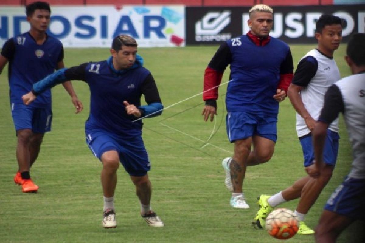 Arema Gagal Kalahkan Tamunya yang "Parkir Bus"