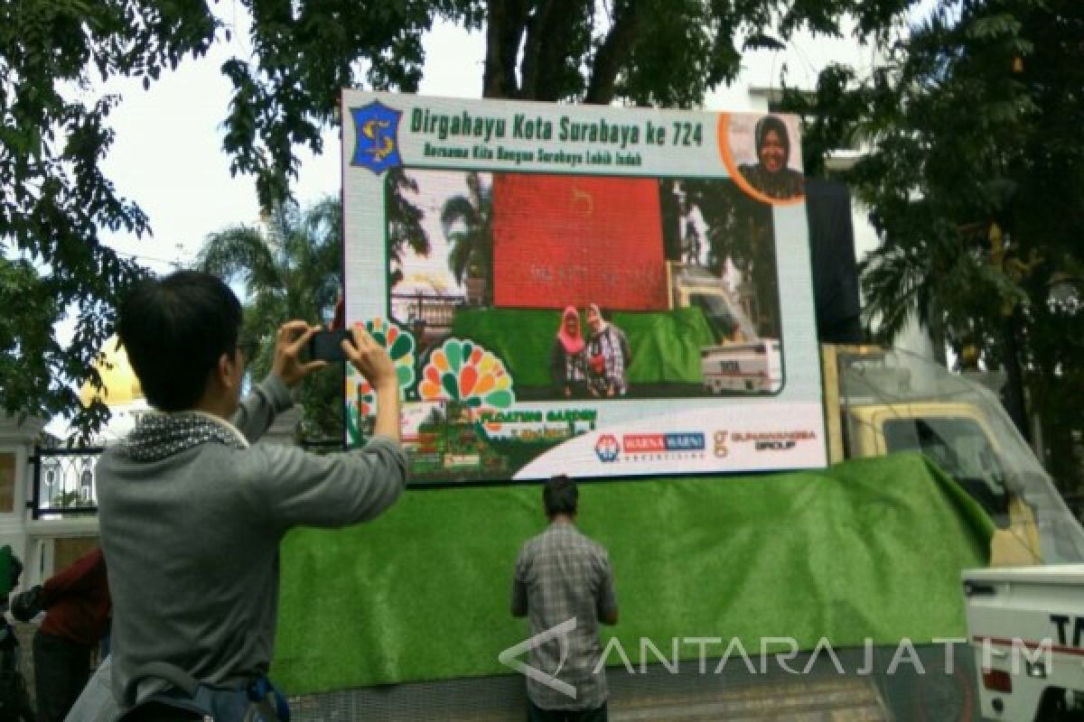 Sejumlah Peserta Parade Budaya Surabaya Siapkan Mobil Hias