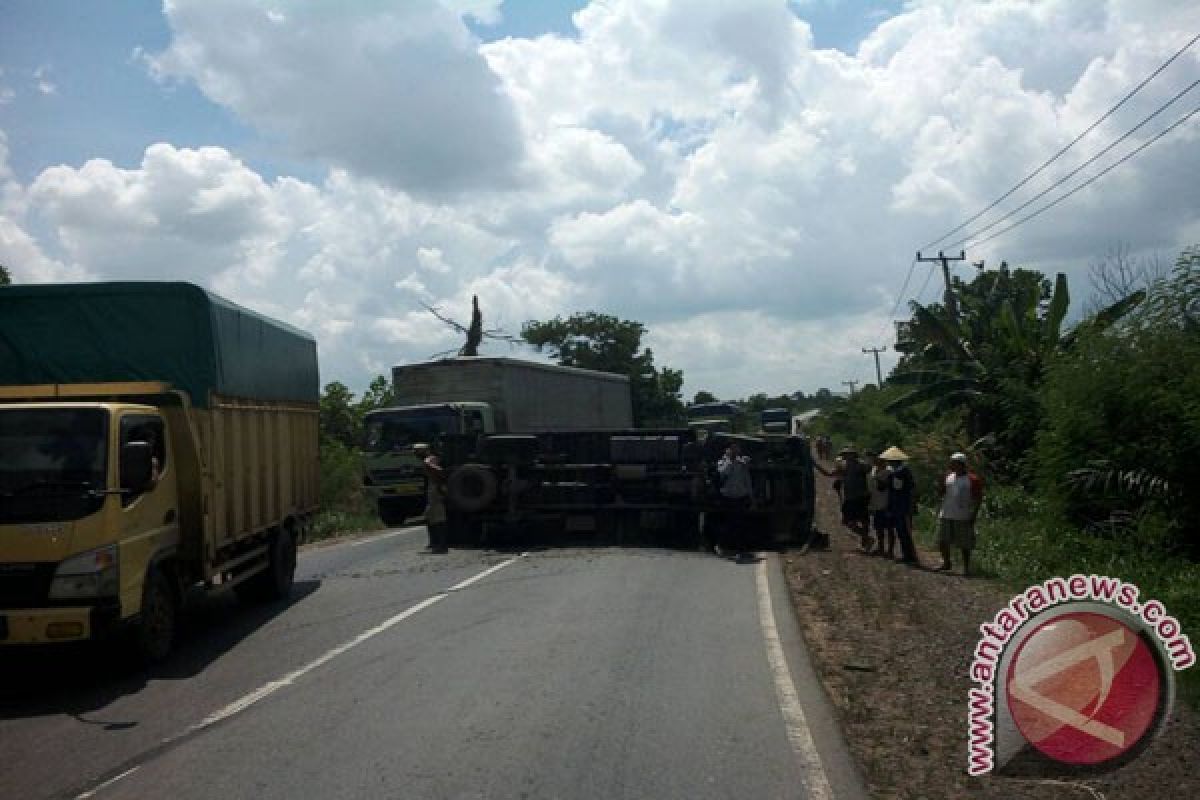 Truk Boks Terguling di Jalintim Mesuji