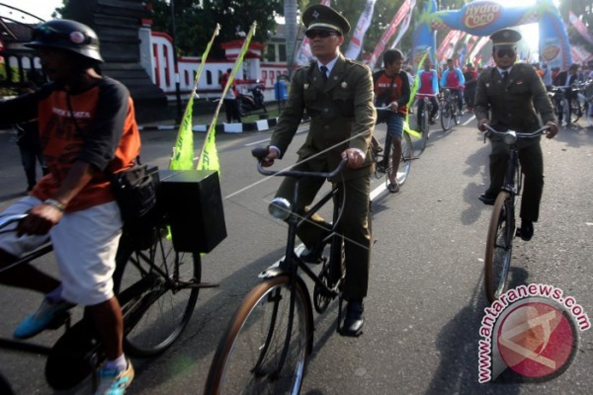 Bagi-bagi Sepeda Ontel Ala Pak Jokowi