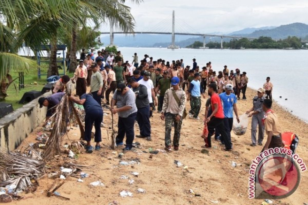 Lantamal IX Bersih Pantai dan Tanam Mangrove