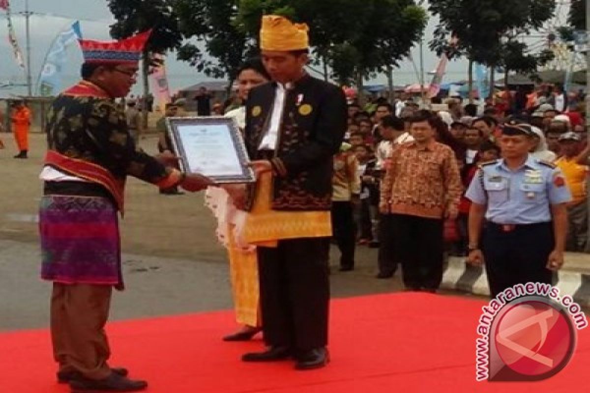 Presiden Serahkan KIS Kepada Warga Tanah Bumbu 