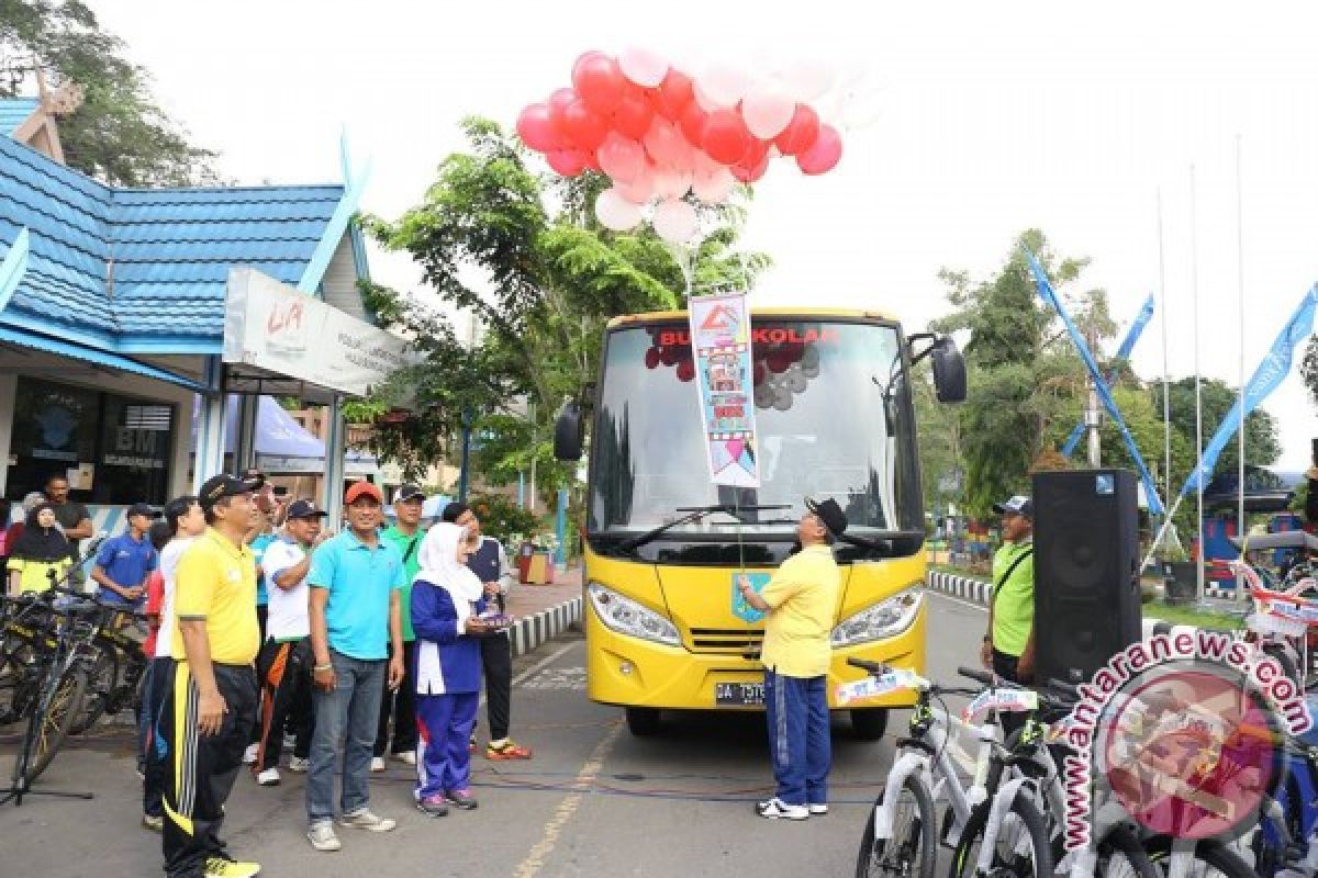 Bupati HSS Resmikan Penggunaan Bus Sekolah 